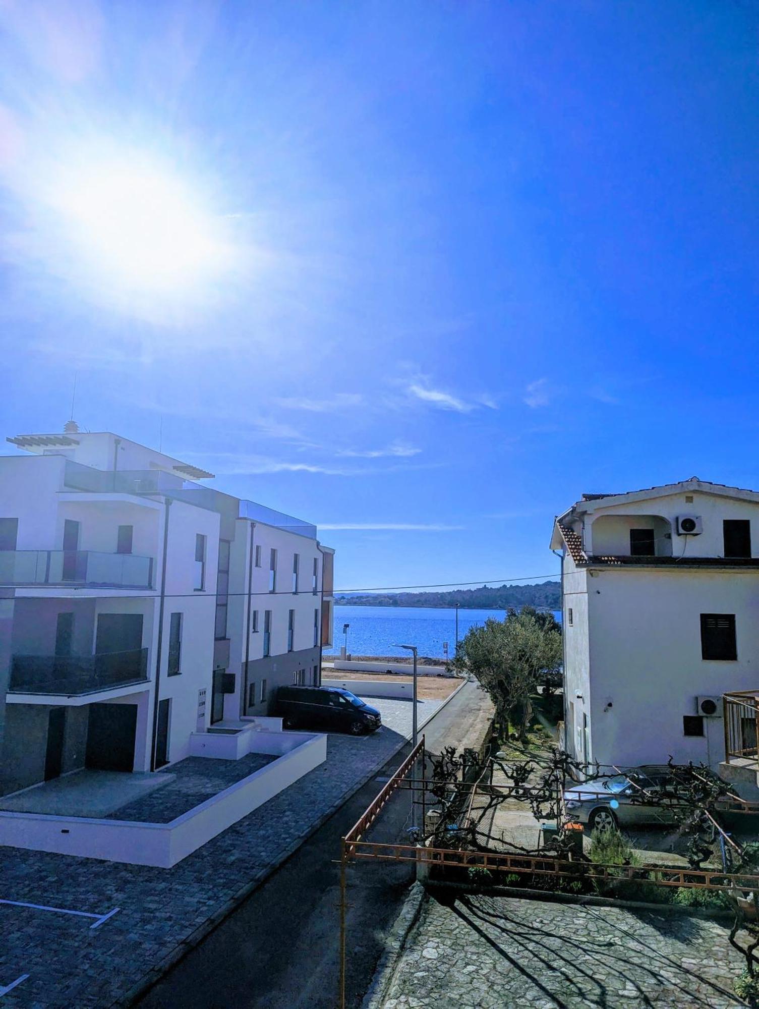 Zeezicht Appartement 50M From Beach Srima Eksteriør bilde