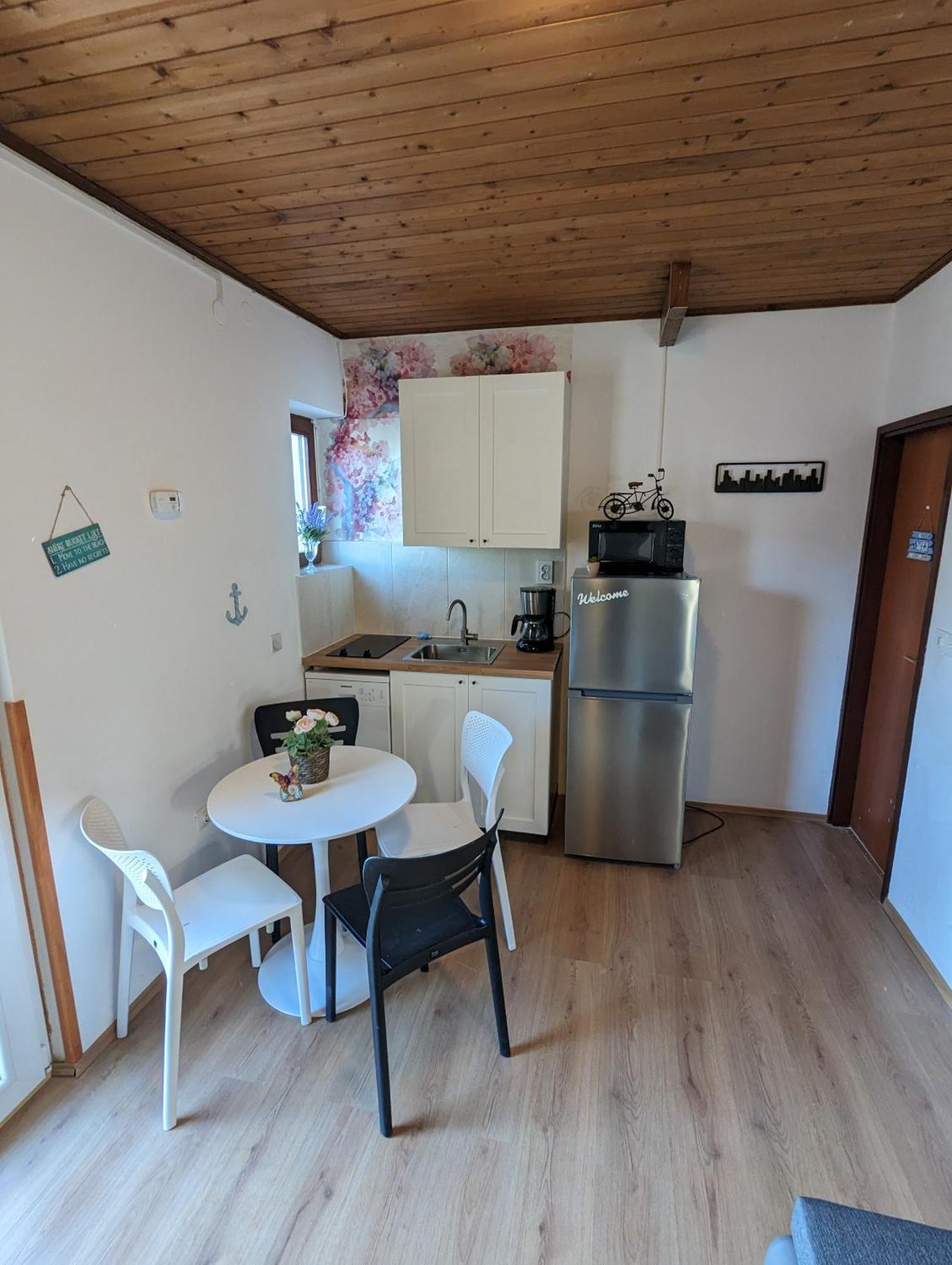 Zeezicht Appartement 50M From Beach Srima Eksteriør bilde